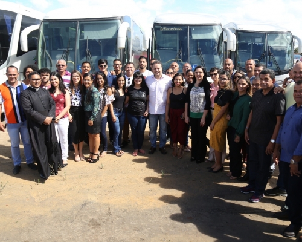 Prefeita Pauline Pereira entrega modernos ônibus para o transporte de Estudantes Universitários