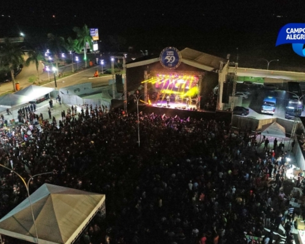 Milhares de pessoas participaram dos shows com Cavaleiros do Forró e Cleber e Cauan
