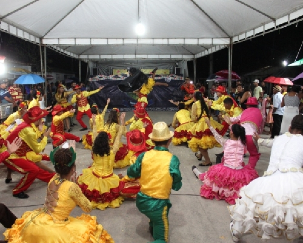 Projeto Caravana do Forró leva apresentações de Quadrilhas Juninas e shows para as comunidades 