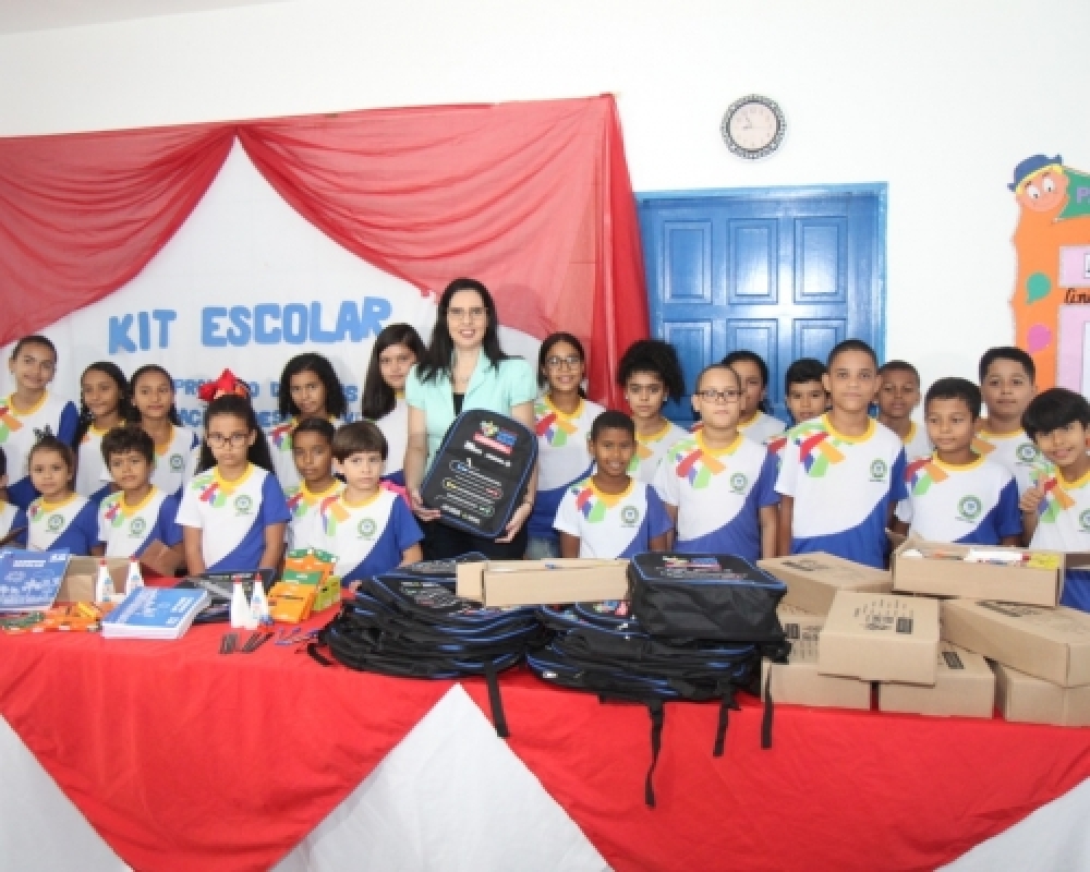Alunos da Rede Municipal de Ensino recebem Kits Escolares e fardamentos