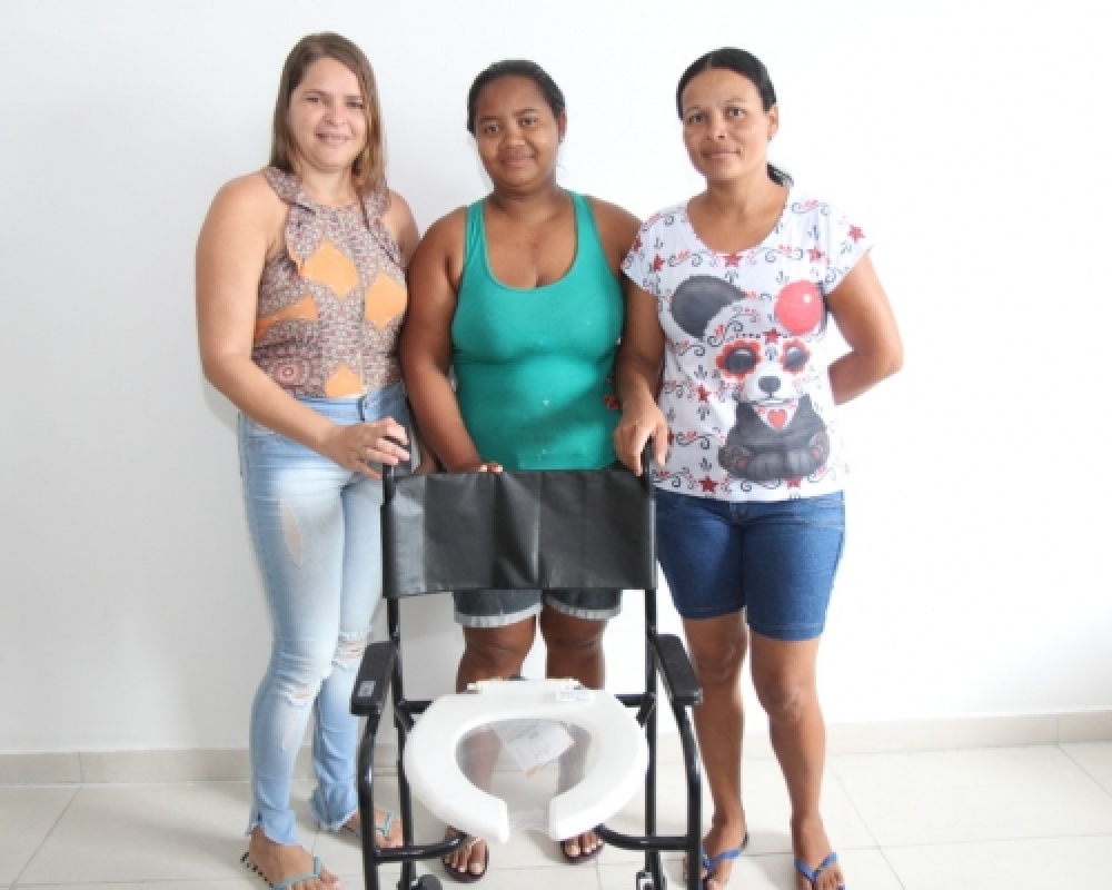 Prefeitura realiza mais uma entrega de cadeiras de banho e cadeiras de rodas