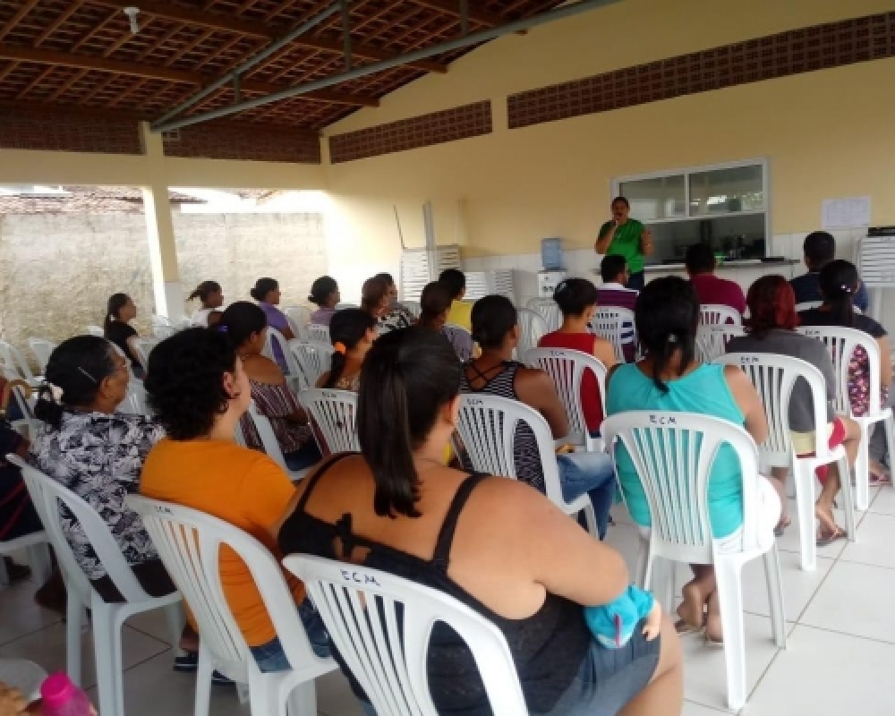 Pais de alunos da Escola Cicero Mizael conhecem os benefícios e programas sociais do Cadastro Único 