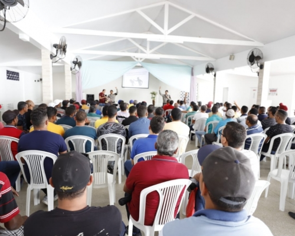 Homens participam de palestra de abertura da Campanha do Agosto Lilás 