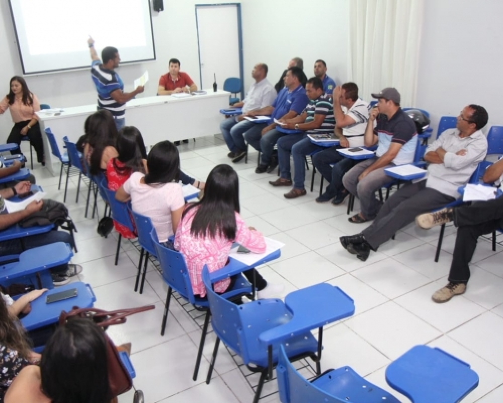Representantes de secretarias participam de reunião com o Promotor de Justiça