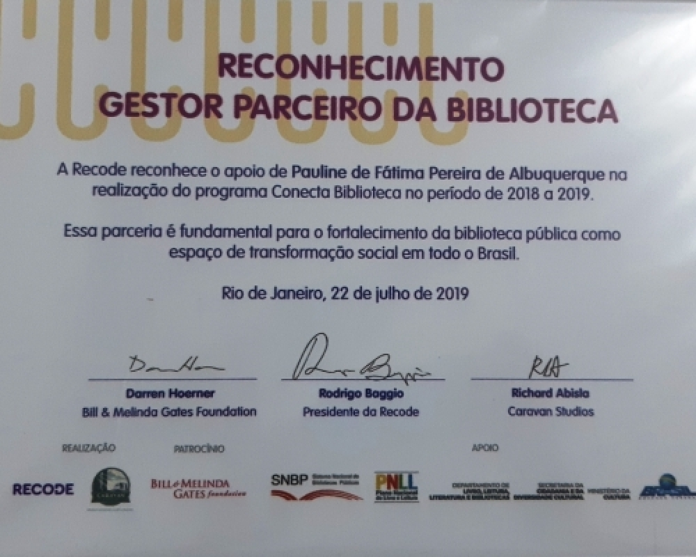 Prefeita Pauline Pereira recebe Placa de reconhecimento pelas ações do Conecta Biblioteca 