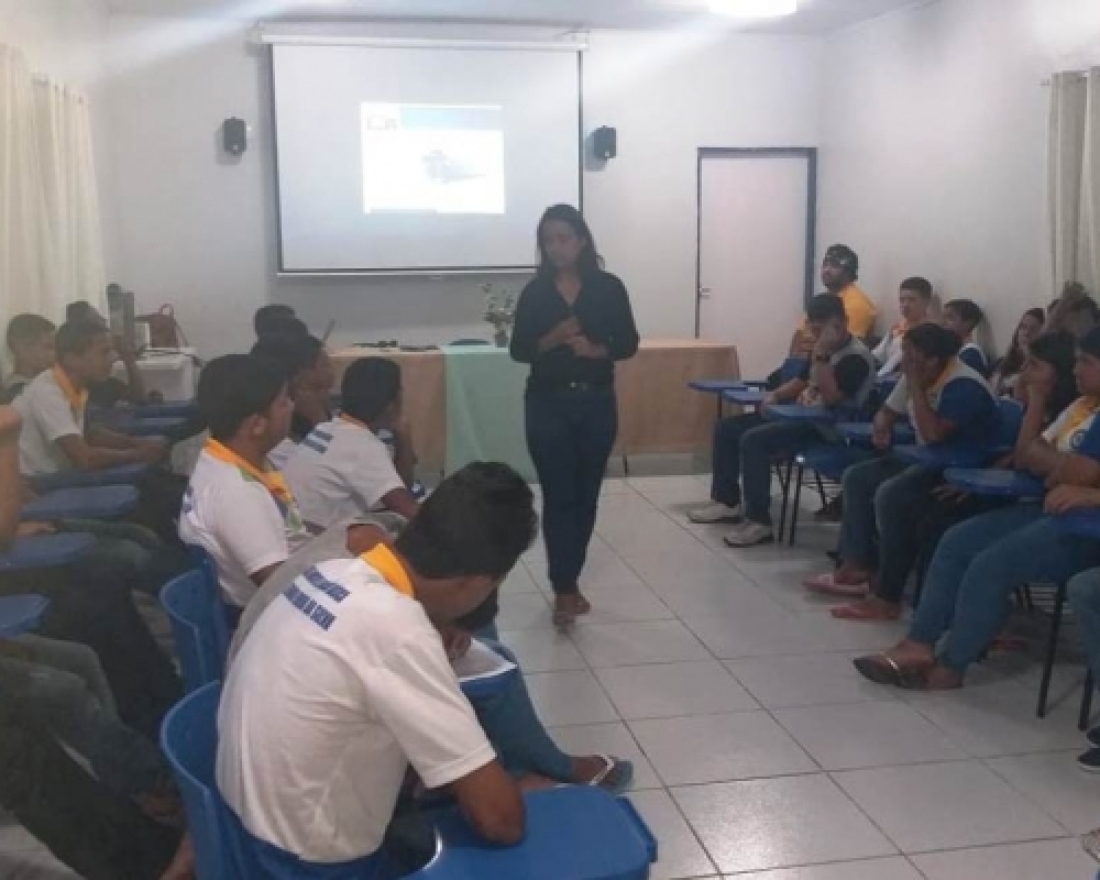 Fortalecendo Laços promove palestras sobre Automutilação e Suicídio para alunos da Rede Municipal