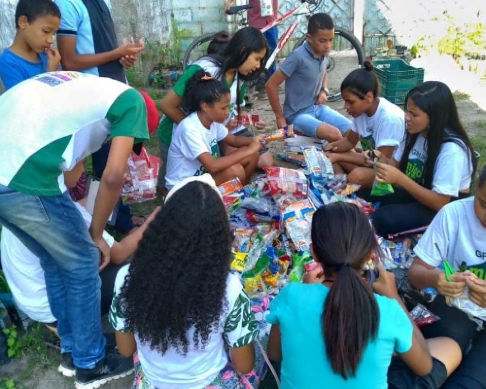 Meio Ambiente: Estudantes utilizam sacolas plásticas na produção de mudas no viveiro educador
