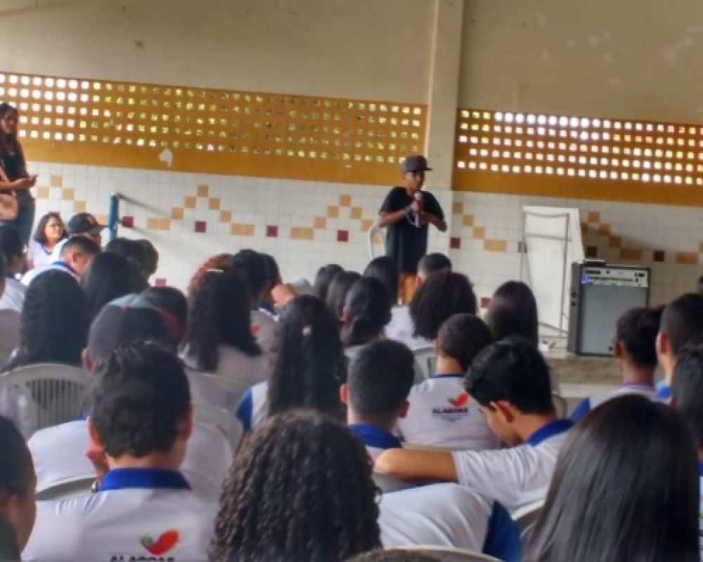 Profissionais do CREAS realiza palestra sobre a Campanha Antidrogas na Escola Dom Constantino