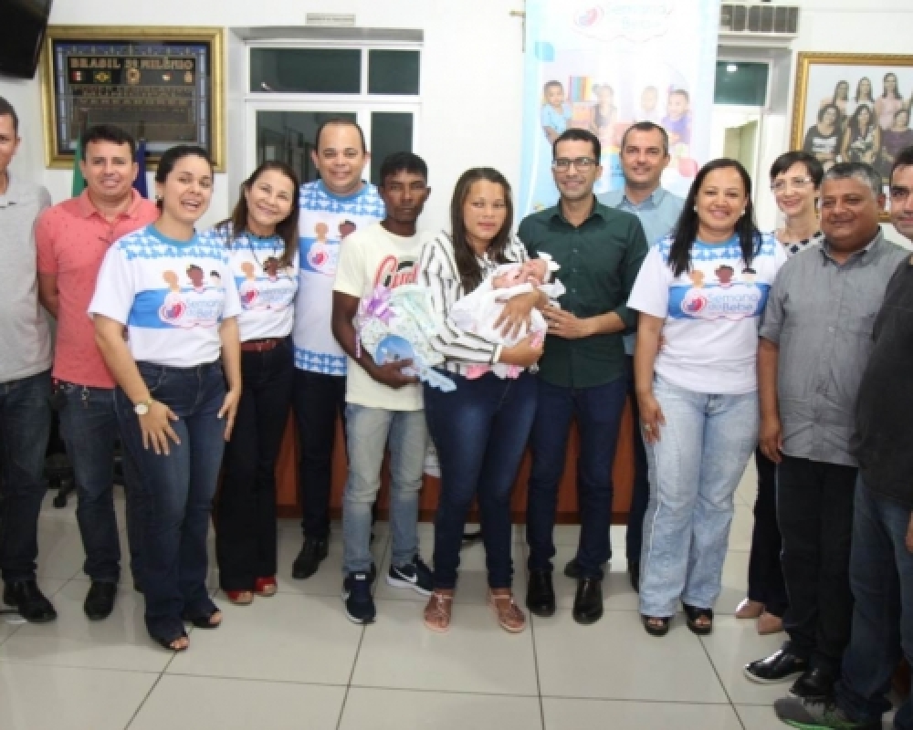Entrega da chave a Bebê prefeita marcou o encerramento das atividades da V Semana do Bebê 