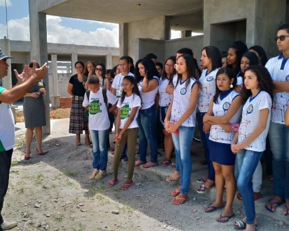Núcleo de Educação Ambiental realiza arborização no entorno da Nova Escola Estadual de Luziápolis