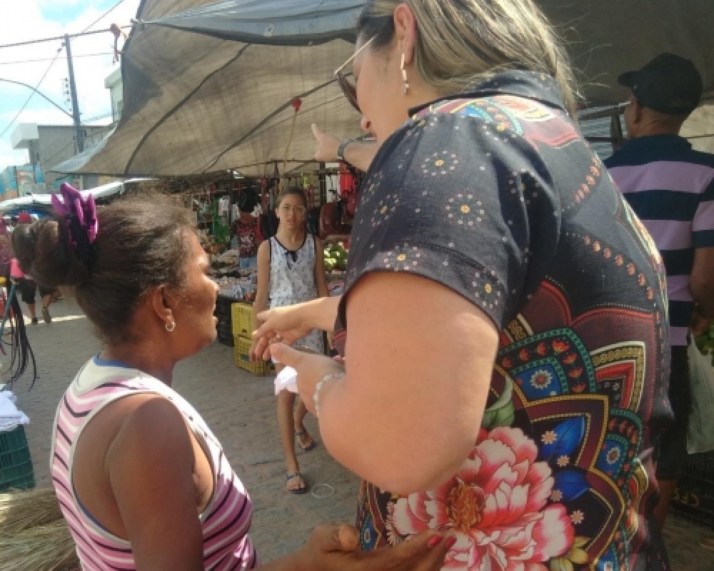 CREAS realiza ação de enfrentamento ao trabalho infantil na Feira Livre de Luziápolis