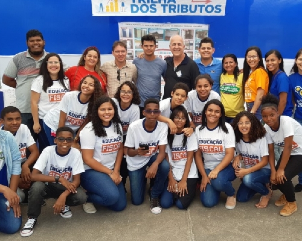 Escola Hildebrando realiza ação educativa na Praça Central através da Tenda dos tributos