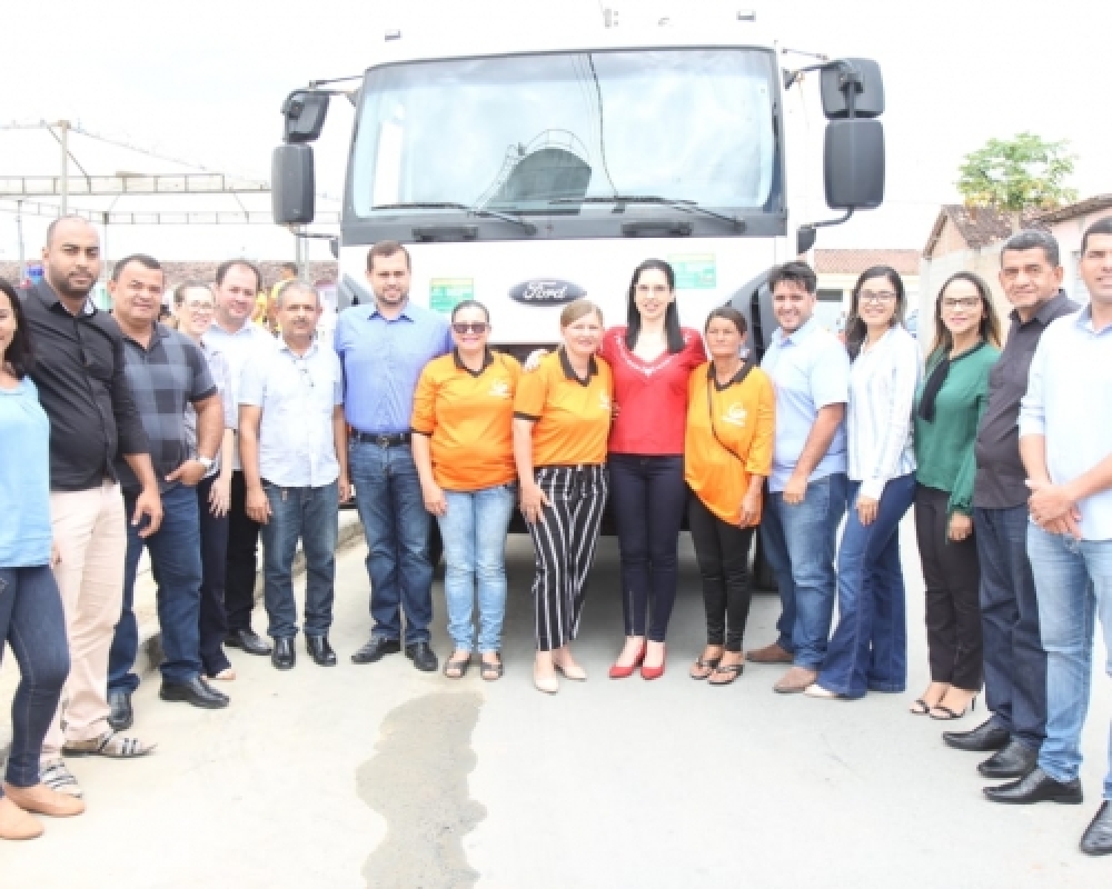 Cooperativa de catadores de Materiais Recicláveis recebe caminhão e novos fardamentos e EPIs 