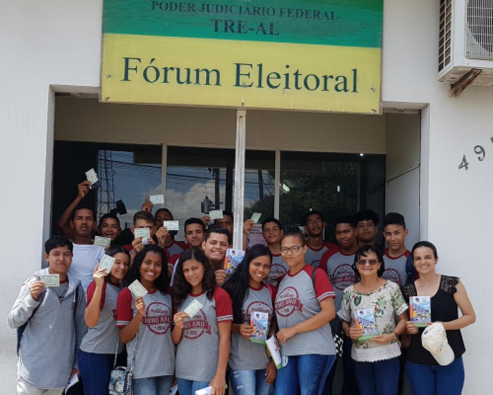Jovens participam de mutirão de alistamento eleitoral na Semana do Jovem Eleitor
