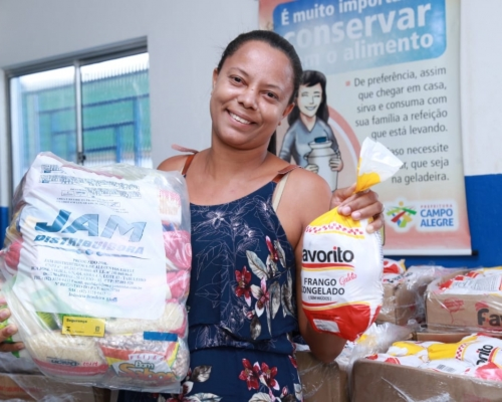 Prefeitura realizou a distribuição frangos e cestas de natal para famílias campo-alegrenses 