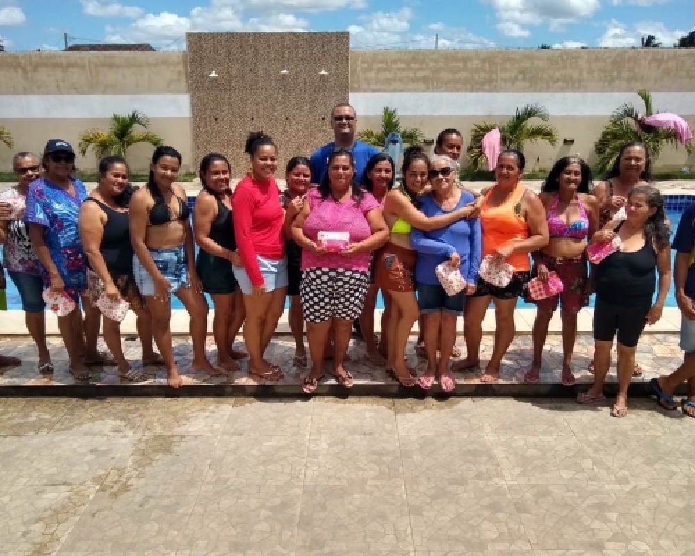 Grupo de Mulheres e Idosas do Povoado Chã da Imbira participam de passeio à Piscina