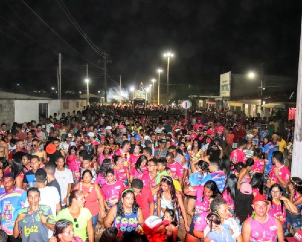 Cantora Maysa Reis arrastou uma multidão no arrastão do distrito Luziápolis 