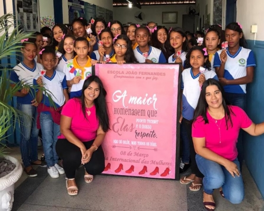 Instituições de ensino promovem a Campanha Quem Ama Abraça durante a Semana da Mulher