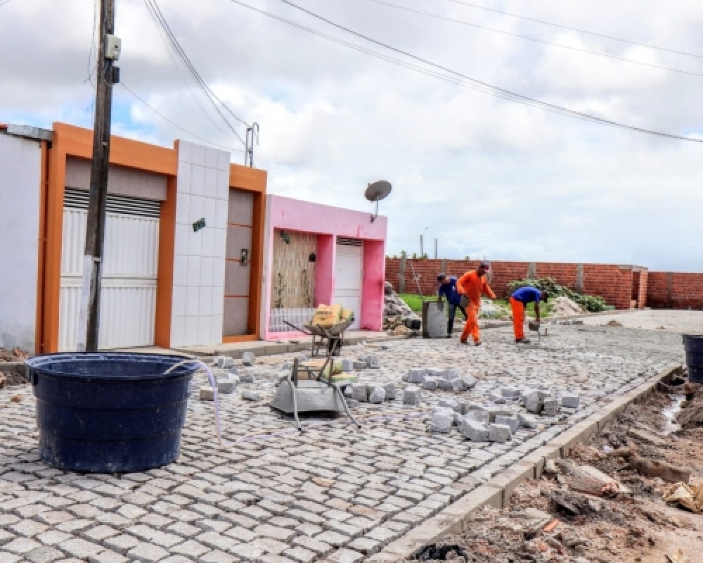 Prefeitura realiza pavimentação de ruas Nisbete da Cunha Lima e Jurandir Buarque