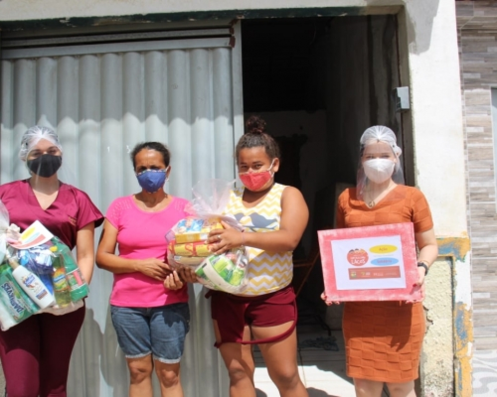 Famílias assistidas pelo Projeto Fortalecendo Laços recebem cestas básicas
