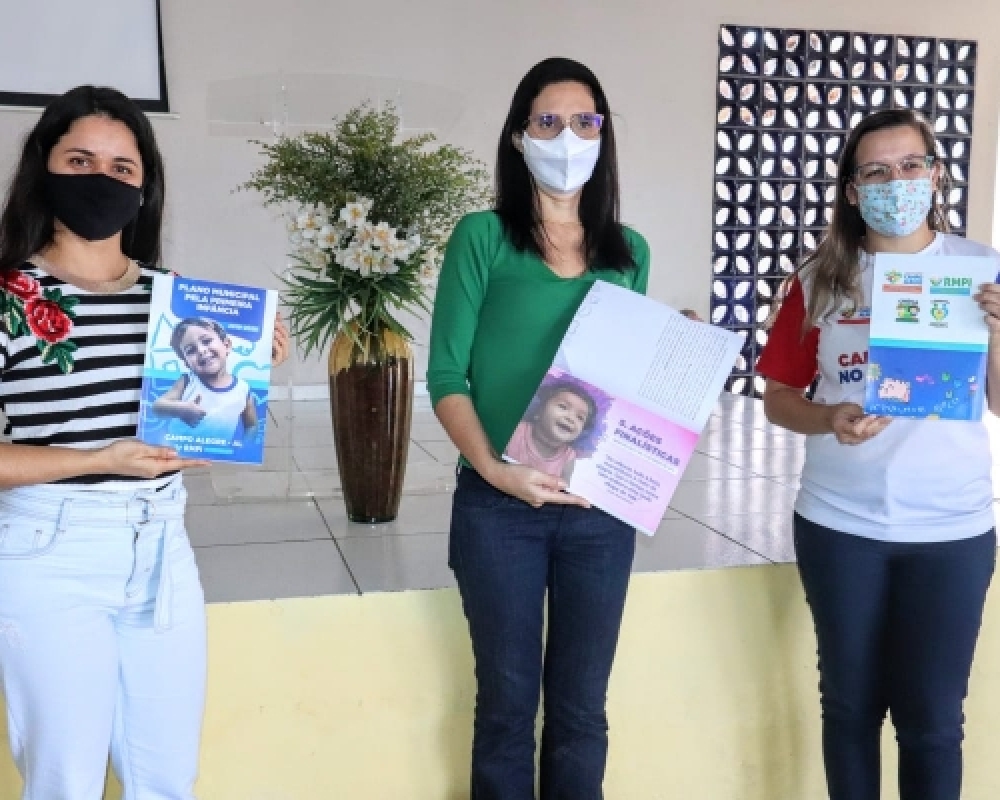 Prefeita Pauline Pereira recebe o primeiro exemplar do Plano Municipal Pela Primeira Infância 