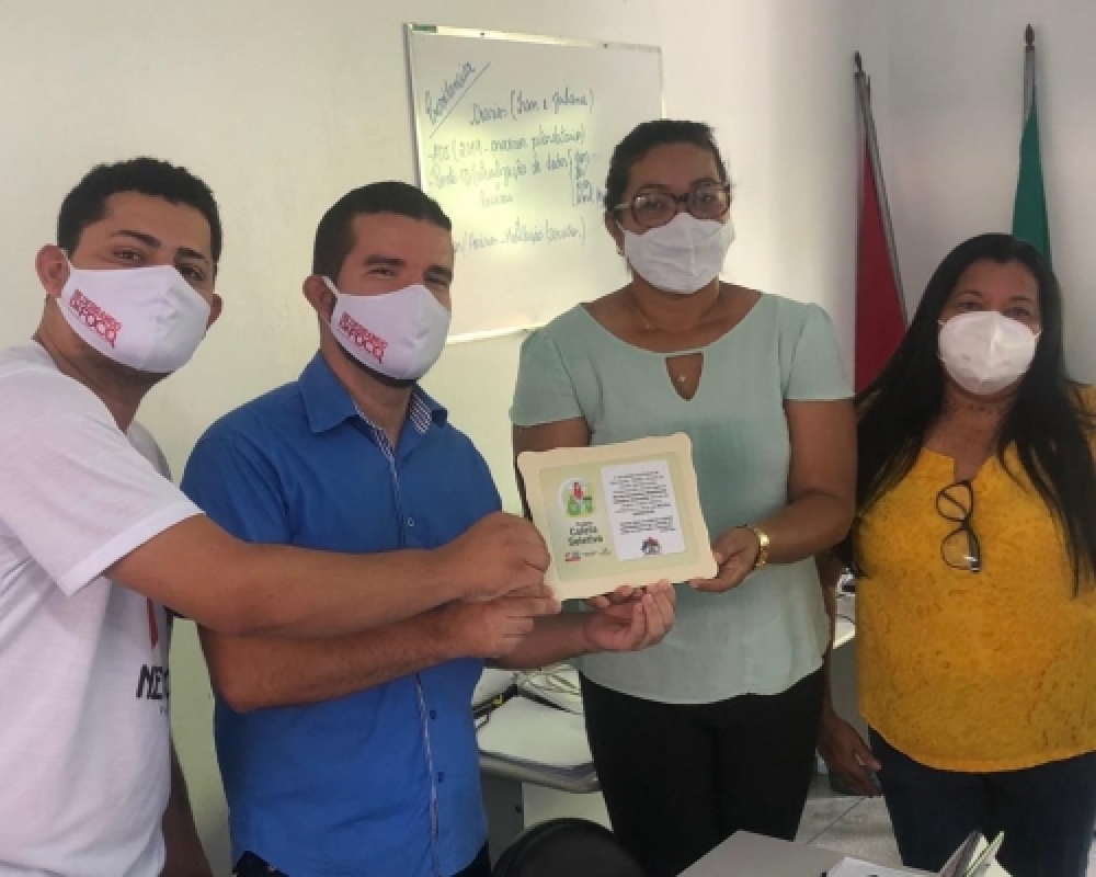 Escola Hildebrando recebe placa em reconhecimento a sua dedicação ao projeto Coleta Seletiva 