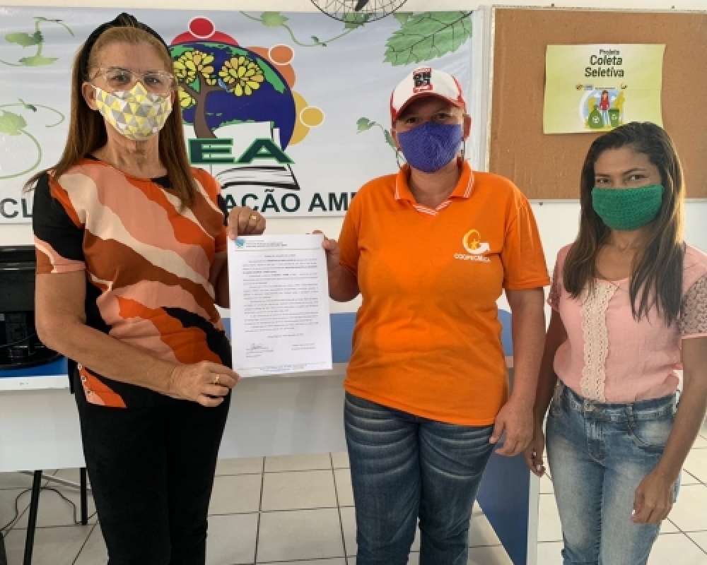 Secretaria de educação realiza doação de livros com ciclo de uso vencido para a COOPECMARCA