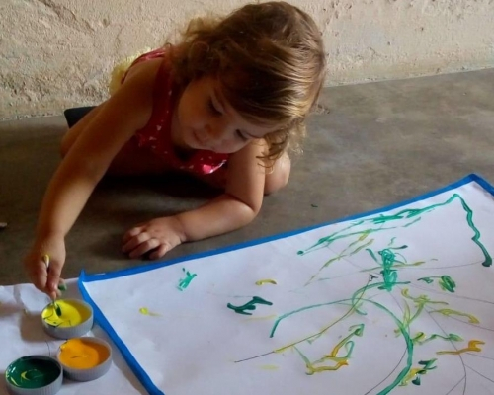 Usuários do Projeto Criança Feliz participam do projeto de oficina de pintura em casa 