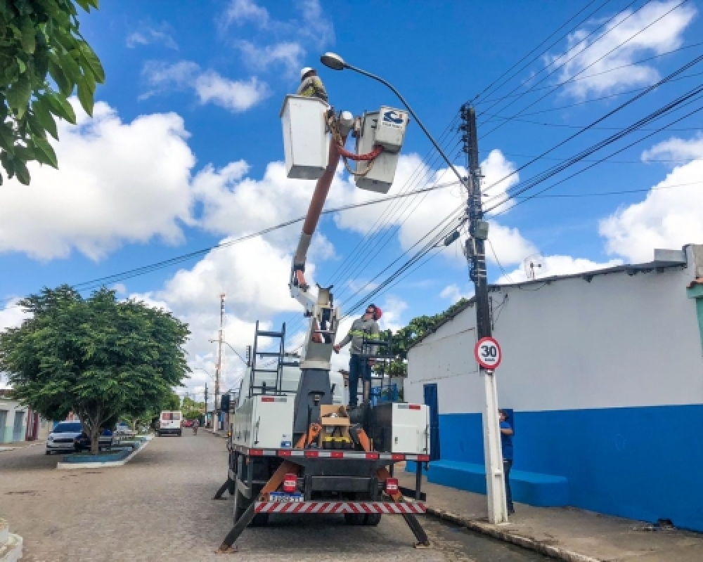 Prefeitura realiza mais serviço de reposição e lâmpadas em várias ruas