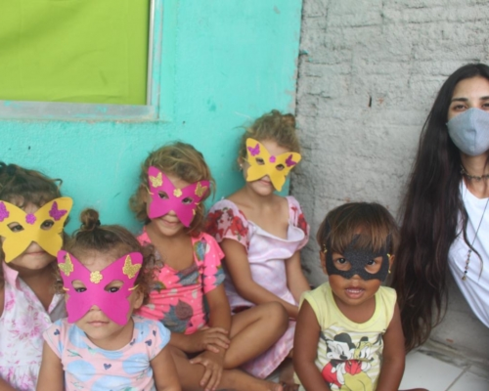 Programa Criança Feliz realiza oficina de confecção de máscaras carnavalescas