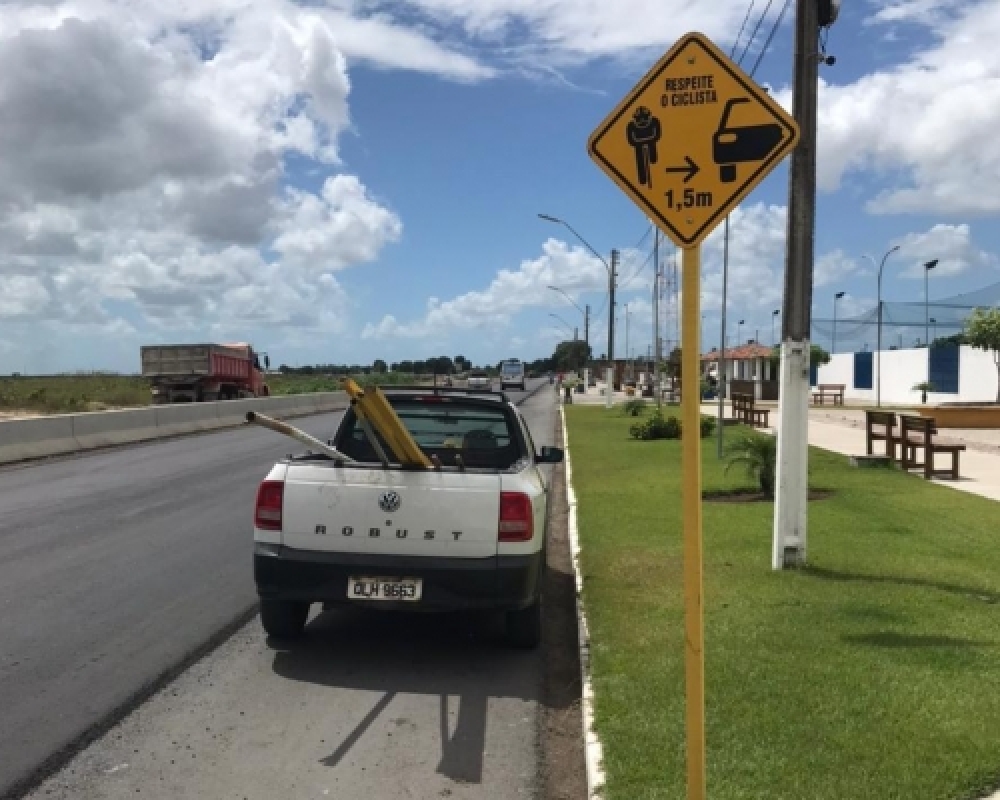SMTT coloca placas nas rodovias orientando condutores a manter o distanciamento dos ciclistas 