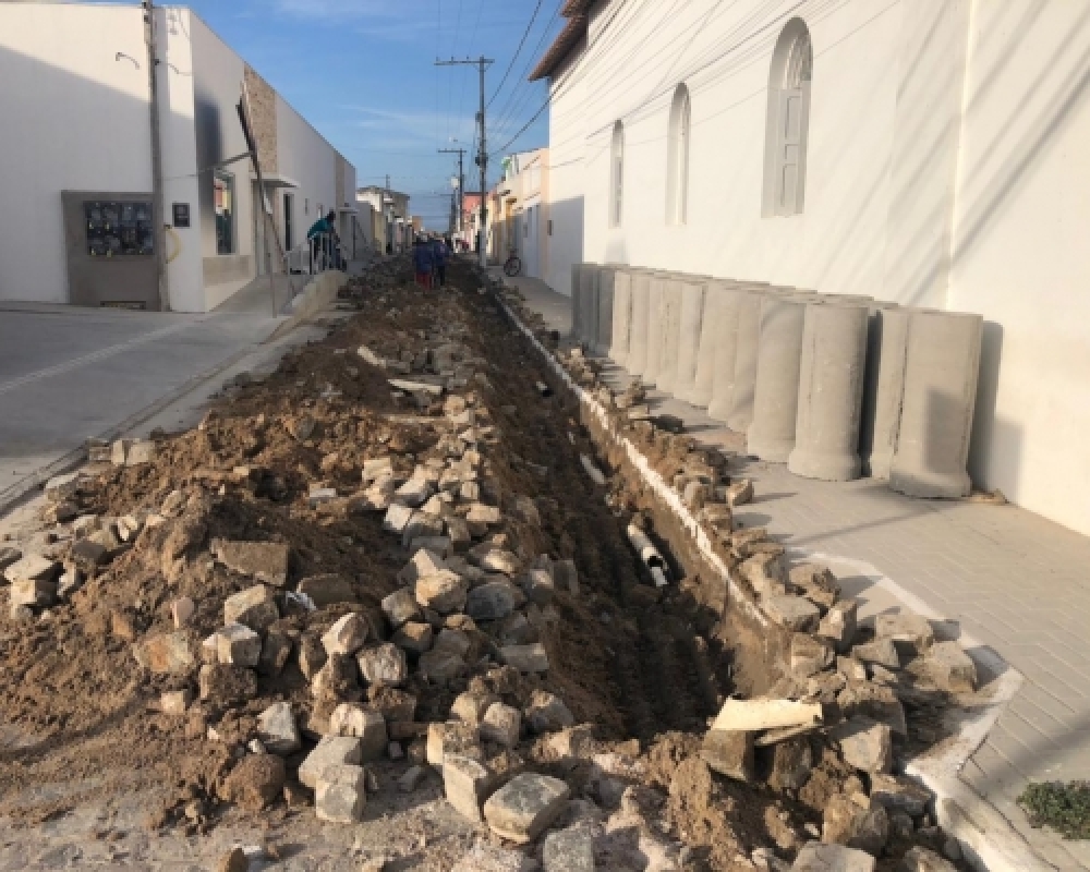 Secretaria de Infraestrutura inicia obra de drenagem e saneamento da Rua Bom Jesus 