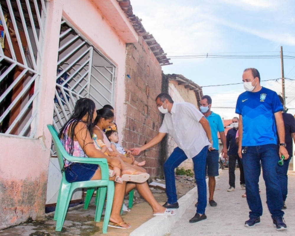 Prefeito Nicolas Pereira e vice Leo Monteiro realizam visita a mais uma rua recém-pavimentada 
