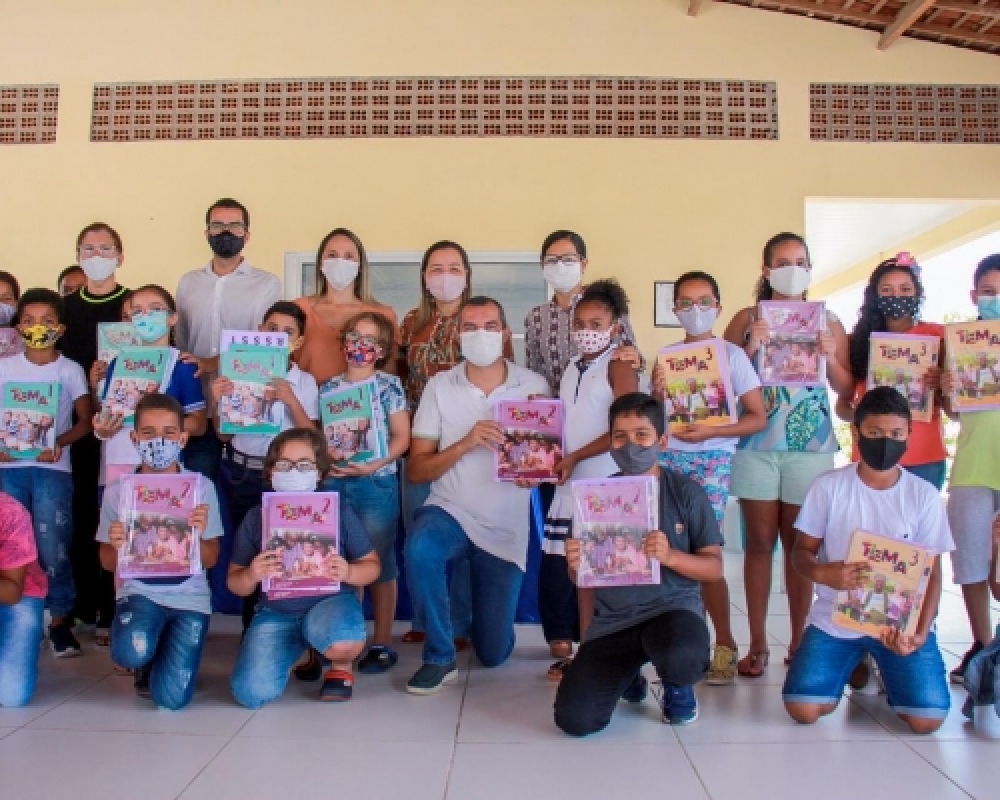 Prefeito Nicolas participou da distribuição de livros didáticos para os alunos da Rede Municipal