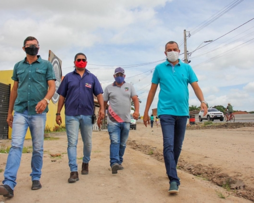 Prefeito Nicolas Pereira visita trecho que receberá pavimentação as margens da AL 220