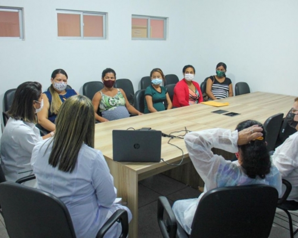 Gestantes participam de roda de conversa sobre amamentação e cuidados com o recém-nascido