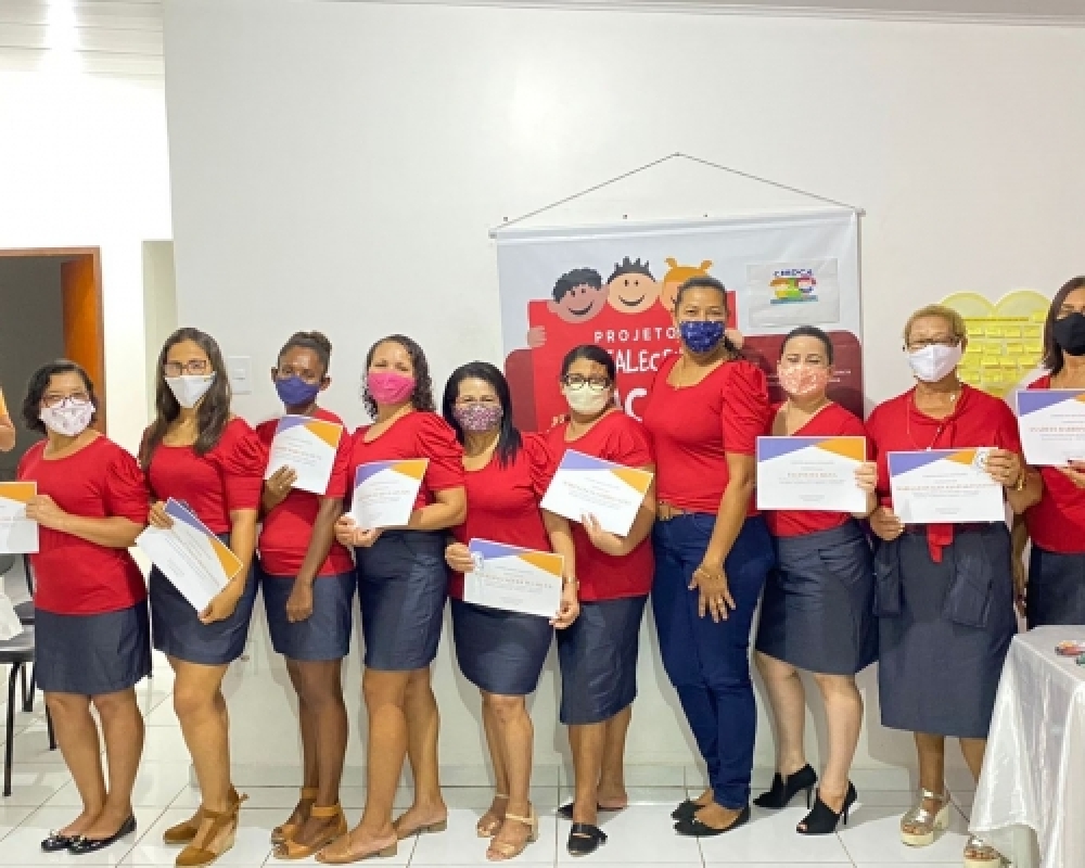 Projeto Fortalecendo Laços realiza encerramento do Curso de Corte o Costura para mulheres 