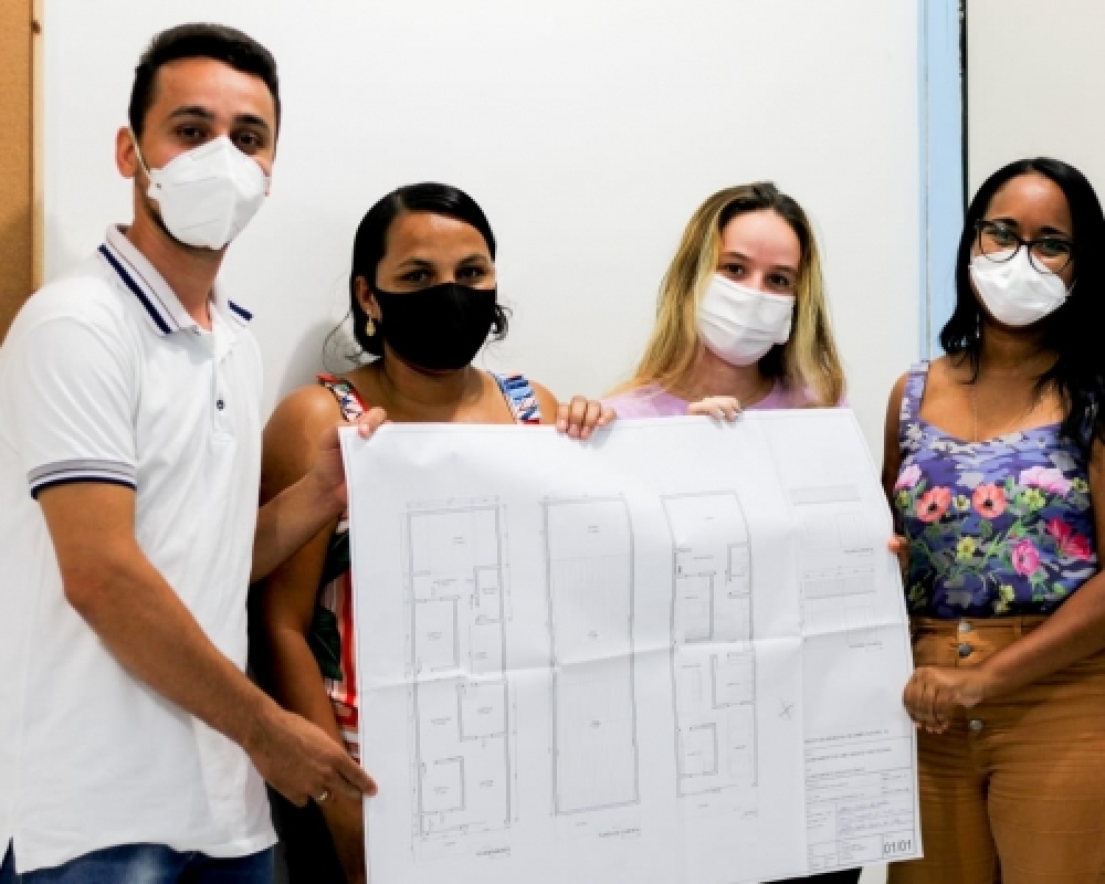 Prefeitura entrega mais 05 projetos a contemplados pelo Programa Minha Casa Legal
