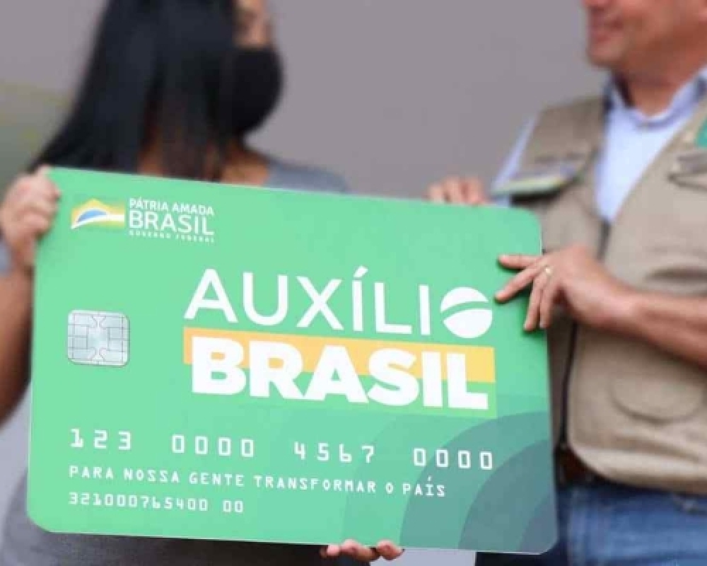 Governo Federal iniciará entrega de novos cartões do Programa Auxílio Brasil para as famílias benefi