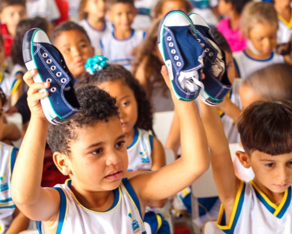 Prefeitura de Campo Alegre realiza distribuição de tênis para alunos da Rede Municipal de Ensino