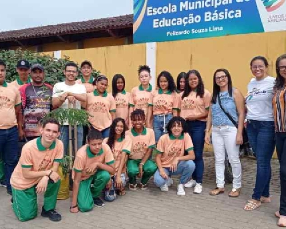 Estudantes do grupo ambiental Com-Vida participam do plantio de mudas de árvores 