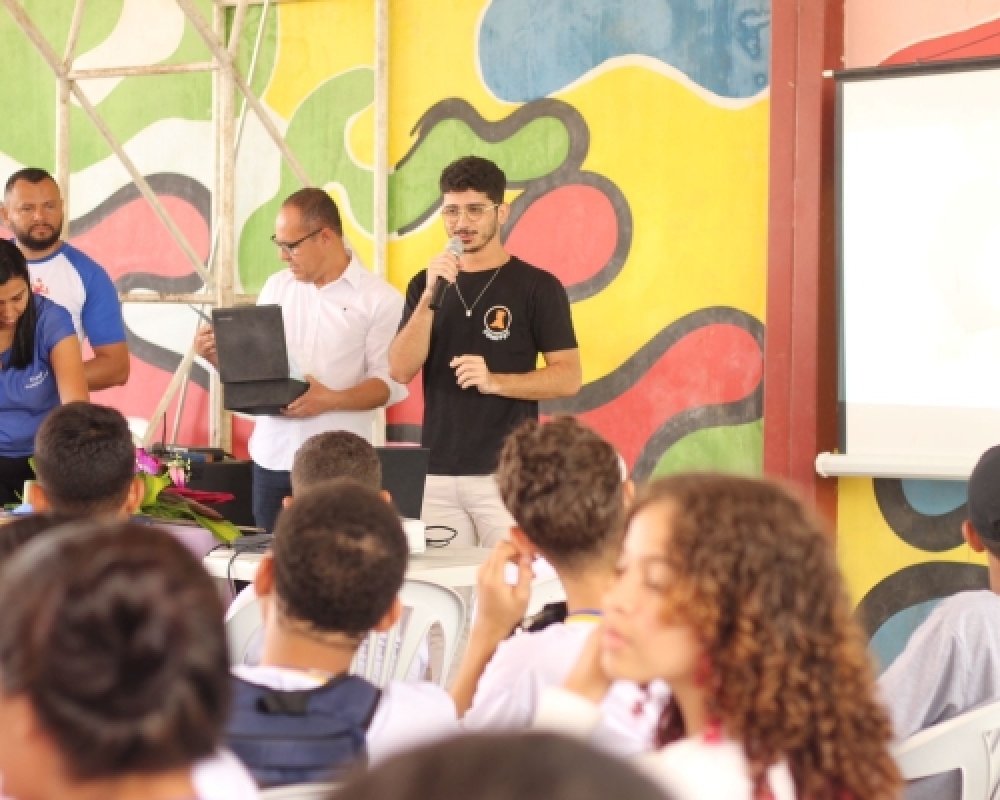 Alunos da Escola Felizardo participam de ação em alusão a Semana da Juventude