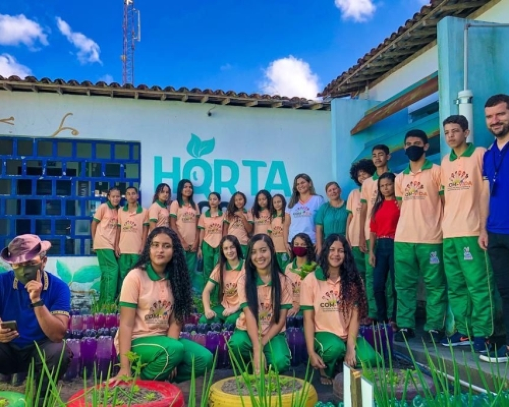 Com-Vida da Escola Zenóbia Ferreira participam de visita a horta da Escola Hildebrando Guimarães