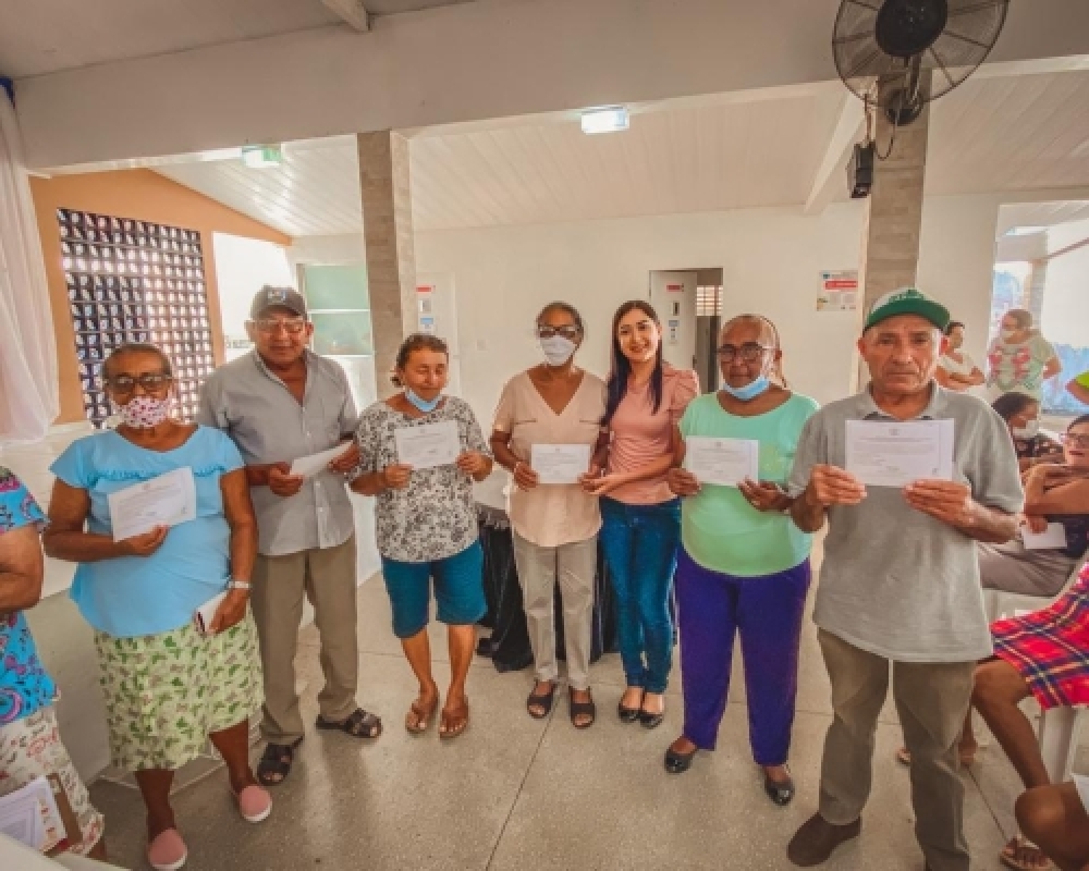 CRAS realiza entrega dos Cartões da Pessoa Idosa intermunicipais para os idosos do Projeto Caminhos