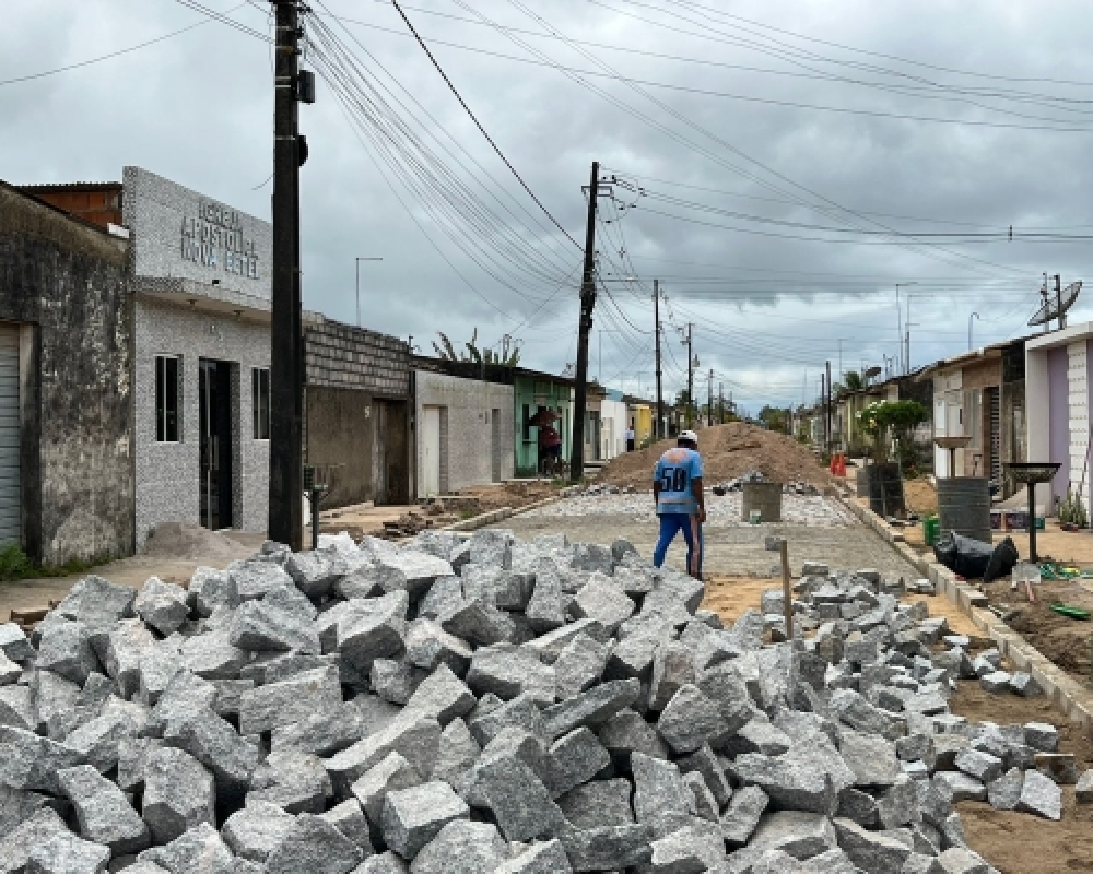 Obras de pavimentação da Rua Maria Umbelina seguem avançando no distrito Luziápolis