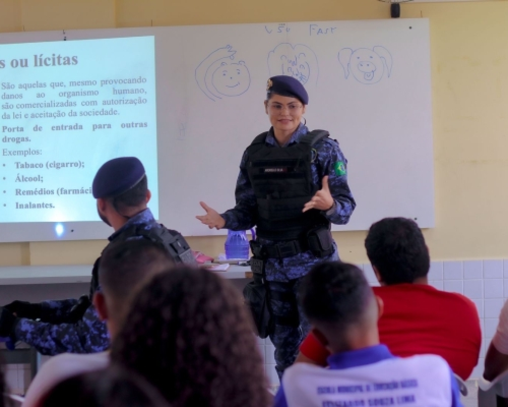 Estudantes da Escola Felizardo Souza Lima Participam de palestras sobre combate as drogas 