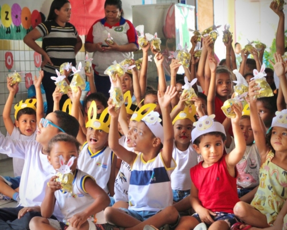 Prefeitura realizou a distribuição e chocolates para as crianças da rede Municipal de Ensino