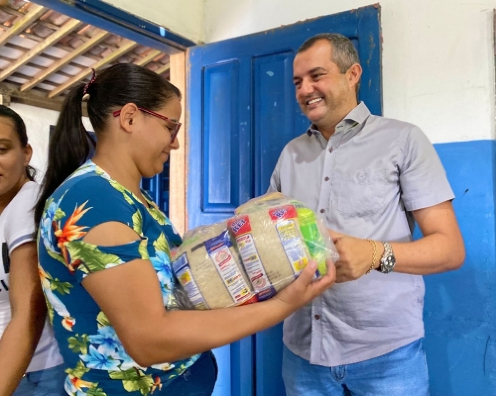 Prefeito Nicolas Pereira participou da distribuição de 1300 cestas básicas do Programa Bolsa Alegre