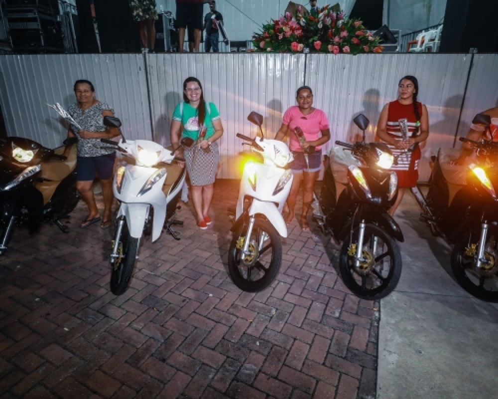 Dia das Mães comemorado com o sorteio de 11 motos e 20 mil reais em dinheiro para as mamães 