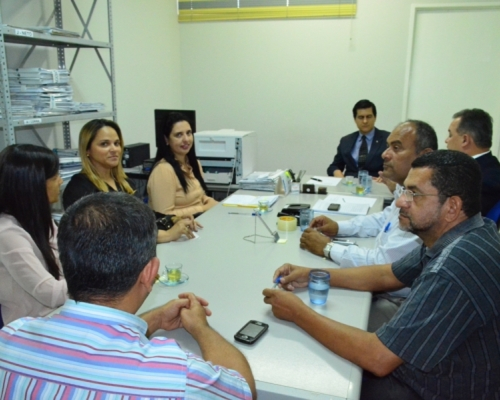 Prefeita Pauline Pereira participa de reunião entre poderes municipais
